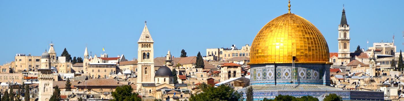 vista de uma cidade em Israel com casas antigas e uma mesquita