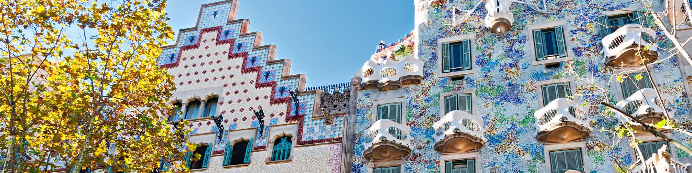 imagem de dois prédios em barcelona feitos pelo artista plástico Gaudí em barcelona