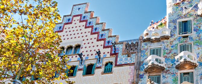 imagem de dois prédios feitos pelo arquiteto Gaudí