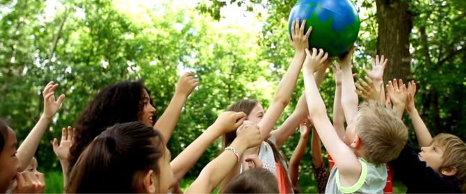 imagem de crianças segurando o globo terrestre