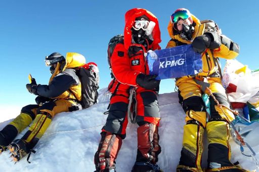 Η Χριστίνα Φλαμπούρη και Βανέσσα Αρχοντίδου κρατούν τη σημαία της KPMG στην κορυφή του κόσμου.