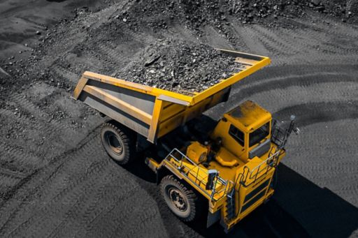 imagem de um caminhão retirando entulho de mineração