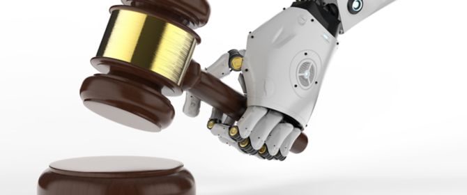 imagem de uma mão de robot segunrando um martelo de juiz