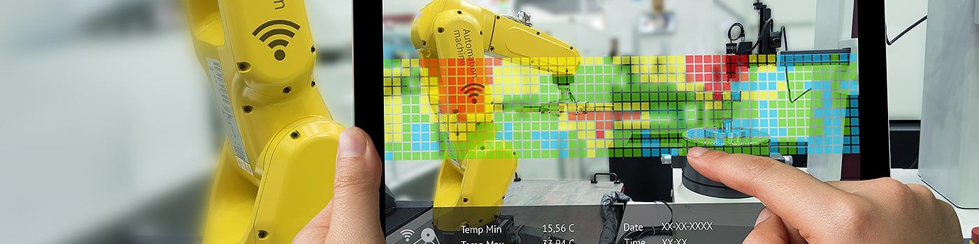 Automation Machine Roboter auf Tablet mit Kennzahlen