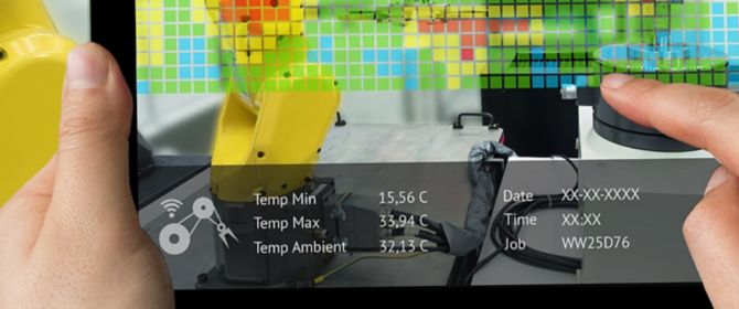 Automation Machine Roboter mit Kennzahlen auf Tablet