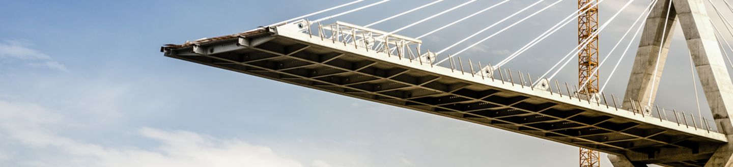 Baustelle - Brücke halb fertig gebaut