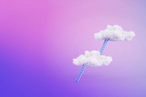 Cloud Monitor Zwei blaue Leitern umhüllt von Wolken