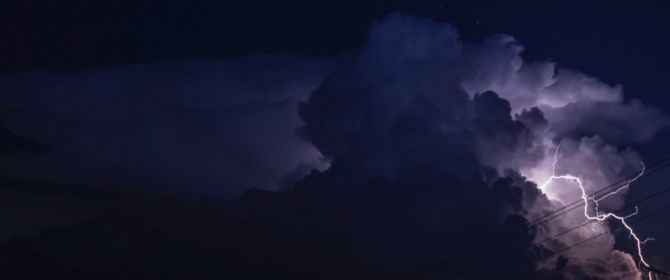Blitz über Nachthimmel