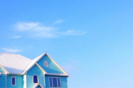 Blaues Haus vor weitem Himmel
