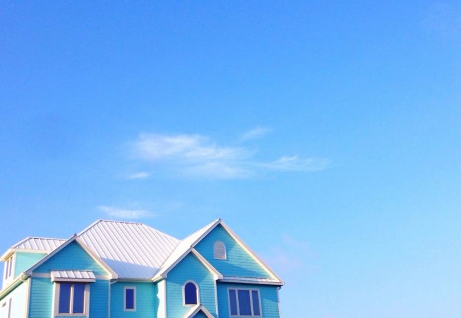 Blaues Haus vor weitem Himmel