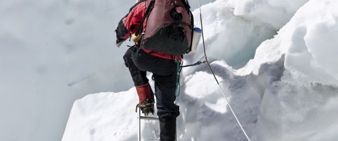 Ein Mann erklimmt den Mount Everest