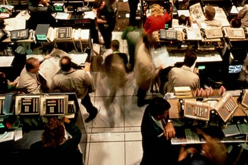 KPMG IFRS Fair Value Measurement publication image: traders on an open outcry trading floor