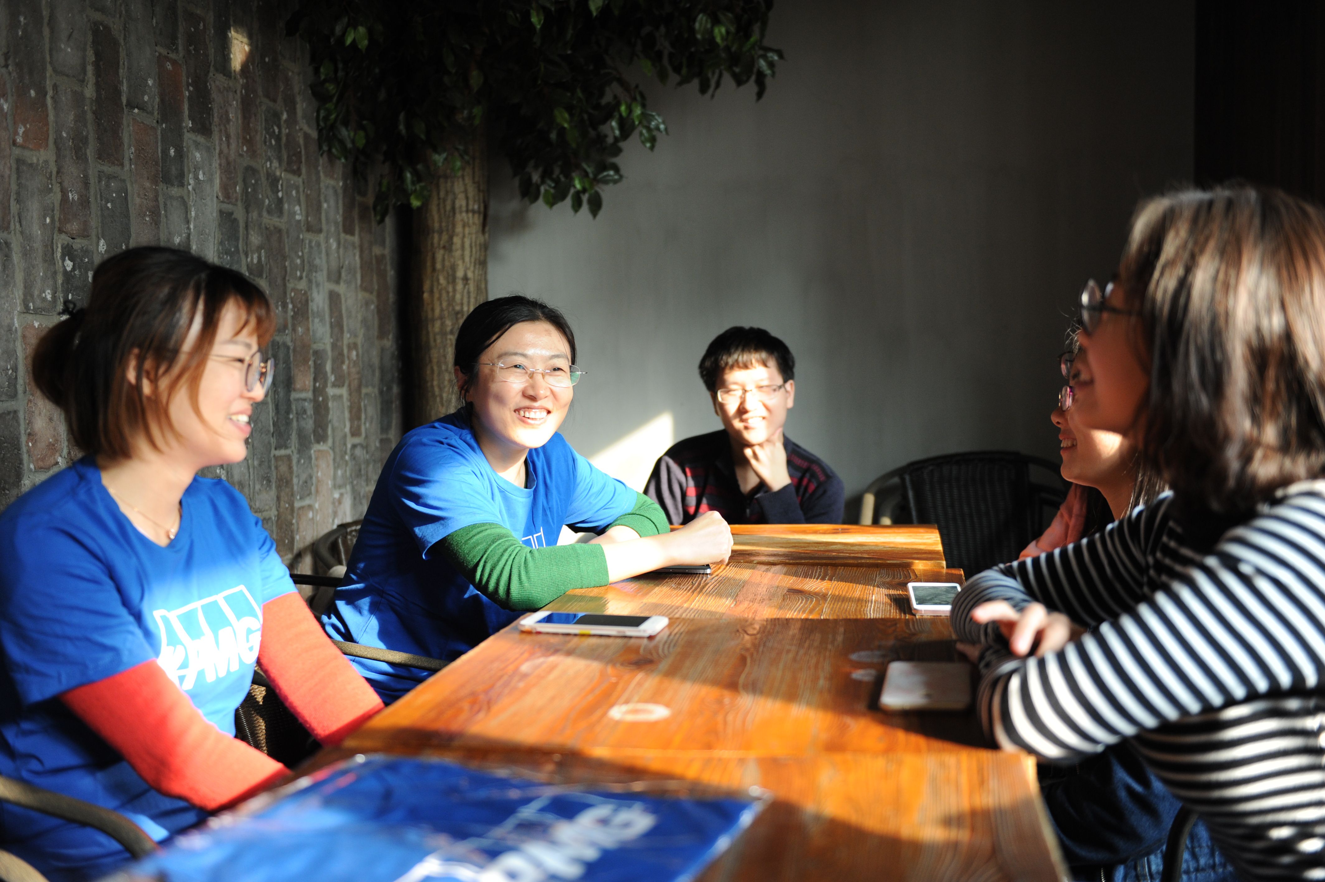 毕马威中国办公室的员工为学生提供指引和教导
