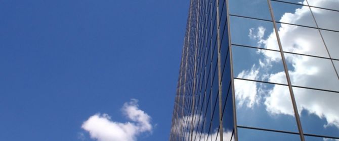 Glasgebäude beim blauen Himmel und Wolken