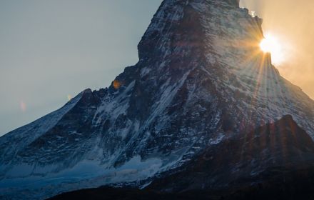 Sonne hinter dem Matterhorn