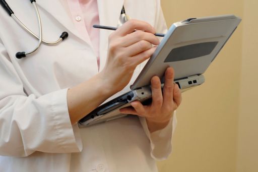 doctor con laptop