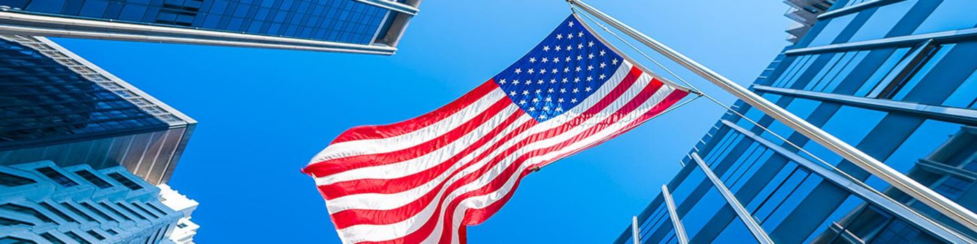 US-Flagge vor blauem Himmel