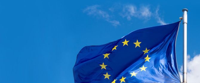 Europaflagge mit blauer Hintergrund 