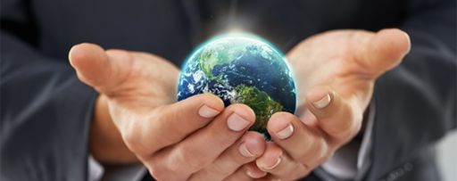 imagem de um homem segurando com as duas mãos um globo terrestre 