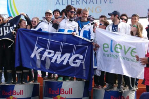 L' équipage KPMG / ESTP qui a remporté la 51ème Course Croisière EDHEC est heureux de monter sur le podium !