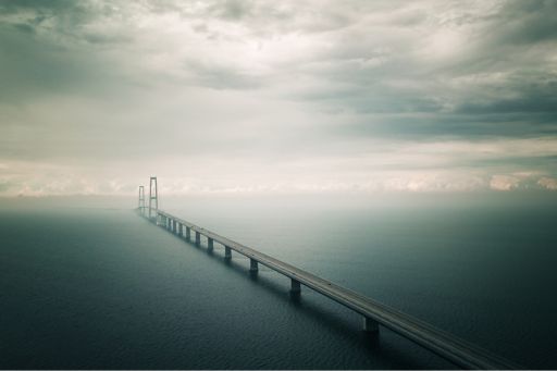 霧の中の橋