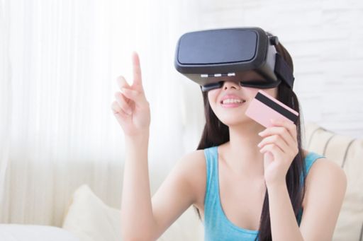VRを見ている女性