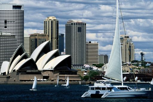 海から望むシドニーのオペラハウス