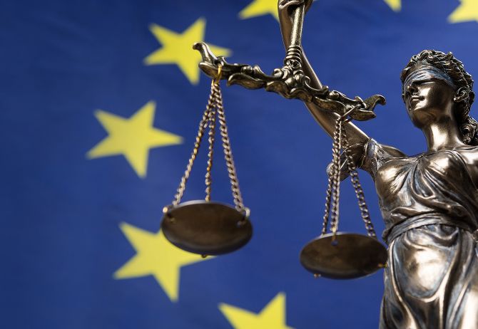 Justizia vor Europafahne