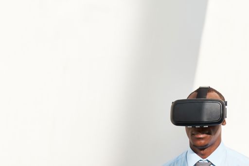 muz v okuliaroch na virtualnu realitu
