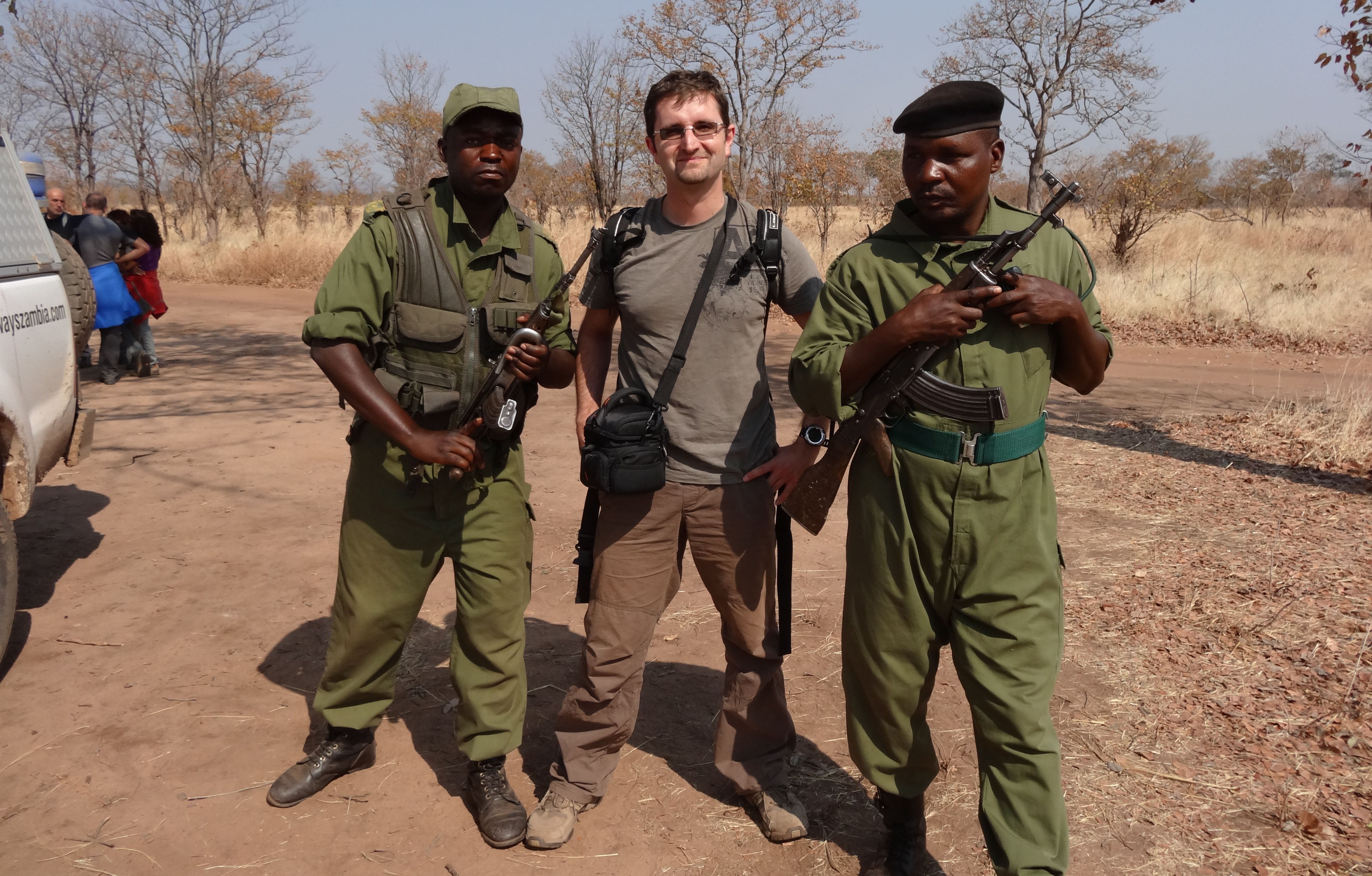 Michal Maxim so strážcami národného parku v Zambii