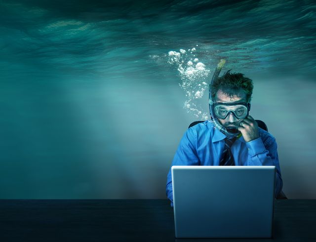 Mann unter Wasser mit Laptop