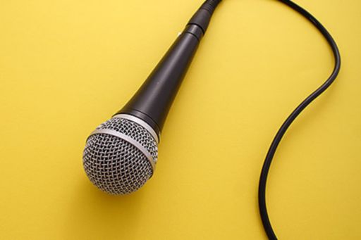 Mikrofon auf gelbem Untergrund