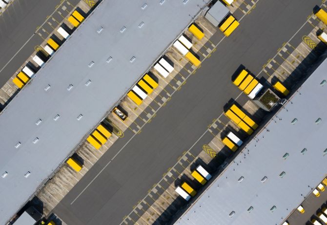 Lagerhalle mit gelben LKWs