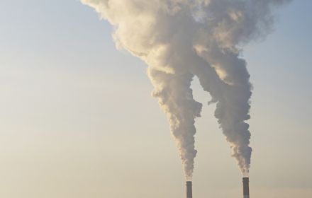 Dym z kominów | Zdjęcie przewodnie artykułu "Fit for 55 i opłata od importu emisji (CBAM)"