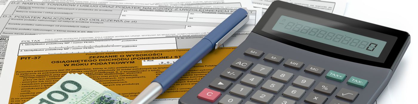 Formularze podatkowe, kalkulator i długopis