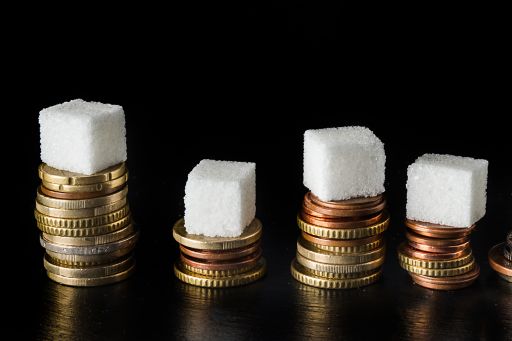 Kostki cukru na ułożonych monetach
