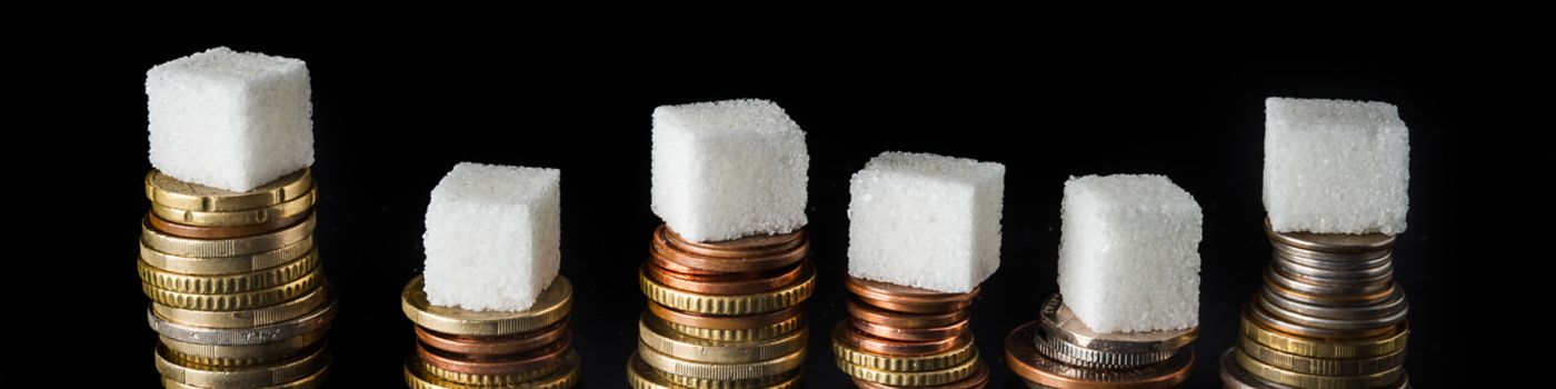 Kostki cukru na ułożonych monetach