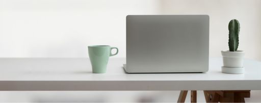 Publikacje podatkowe | Laptop, kubek i kaktus na biurku