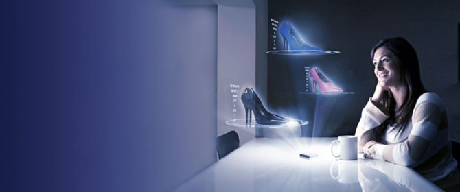 Femme faisant des emplettes pour des chaussures à la maison avec des hologrammes
