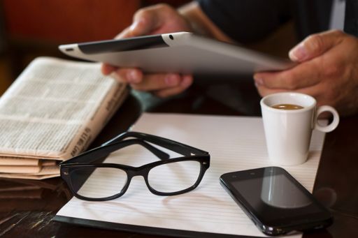 Lire les journaux sur une tablette avec des lunettes