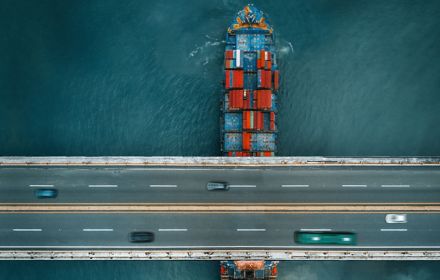 Containerschiff mit geladenen Containern fährt übers Meer