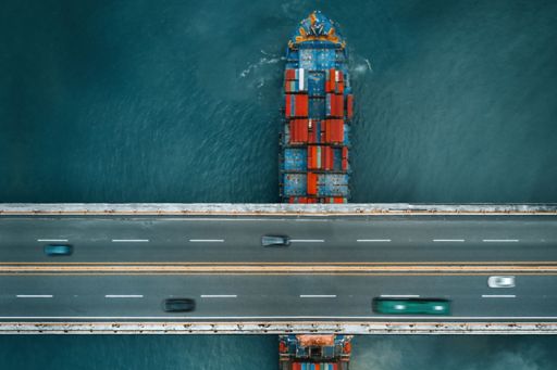 Containerschiff mit geladenen Containern fährt übers Meer