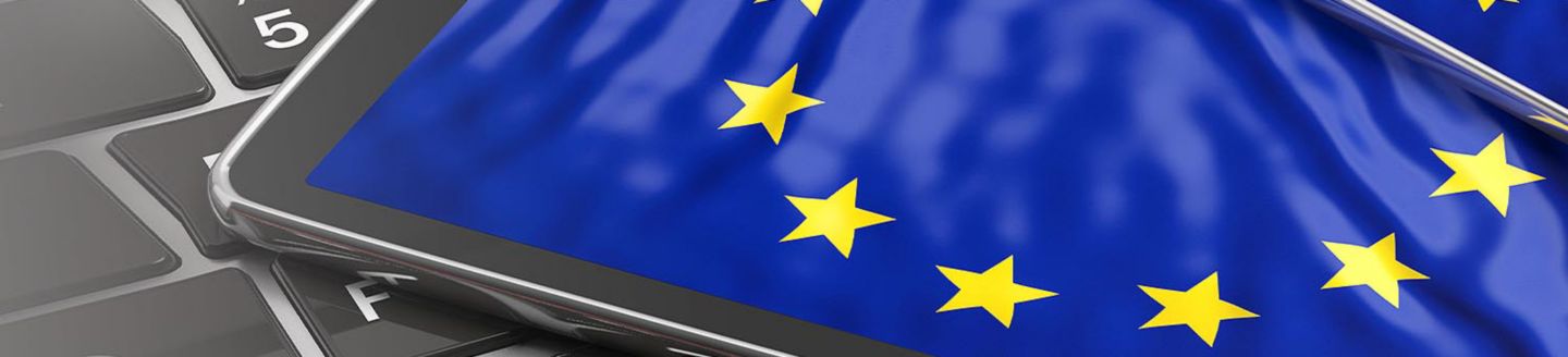 Tablet und Smartphone mit Europaflagge auf Laptop