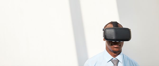 Mann mit VR Brille