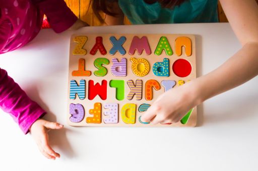 Kinder stellen Buchstaben zusammen