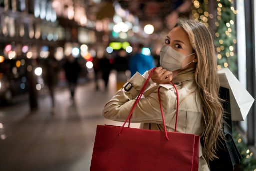Mulher com máscara fazendo compras