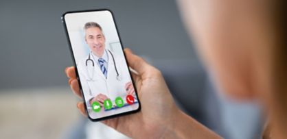 woman smartphone doctor