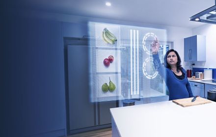 Femme utilisant un écran virtuel holographique
