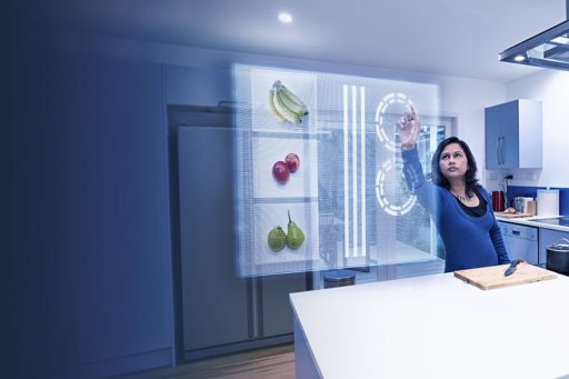 Femme utilisant un écran virtuel holographique